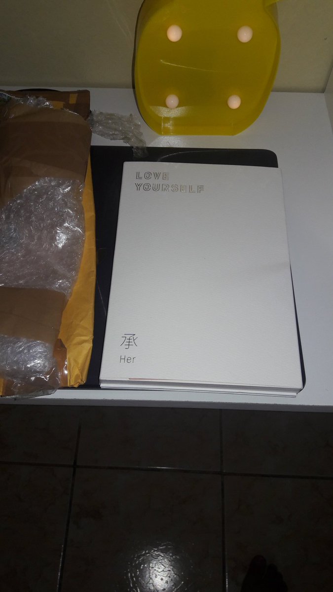 MariaClara_lu's tweet photo. Chegou!!! Como eu tô? Surtando! Veio bem embalado e rápido. Muito obrigada @ShopBaeBae https://t.co/4WaYfPtniE