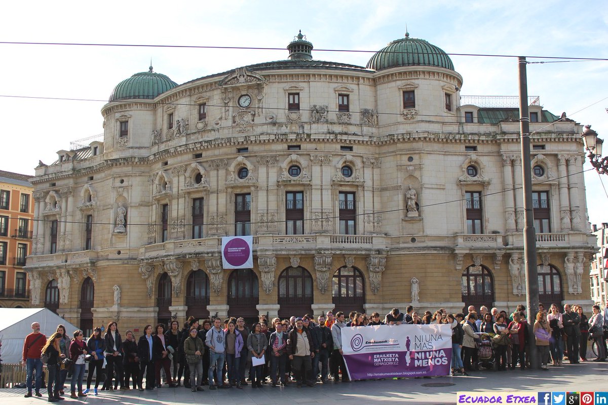 EcuadorEtxea's tweet photo. Concentración silenciosa contra la #ViolenciaMachista hacia las #Mujeres #NiUnaMenos 23/11/2017 #Bilbao https://t.co/Iqg8rqTl6R Organiza: Red Emakumeok Bidean #Berriztu @bidegintzascoop @Fekoor @FundacEllacuria #Suspergintza #Susterra y @zubietxe #25N #NosQueremosVivas https://t.co/MV4rPQ1HSA