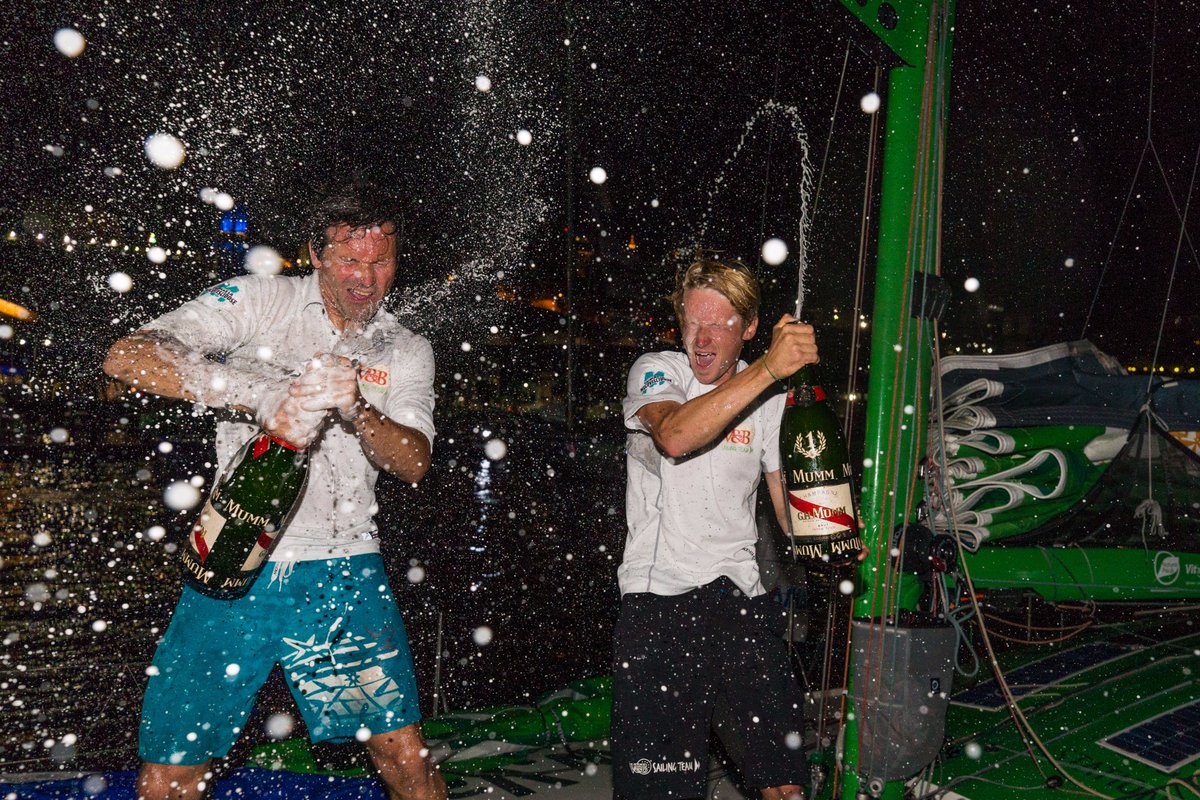 [Course ⛵️]
Maxime Sorel et Antoine Carpentier ont savouré leur première victoire sur la Transat Jacques Vabre à bord du Class40 VandB 🍾🏆
#TJV2017 #DareWinCelebrate