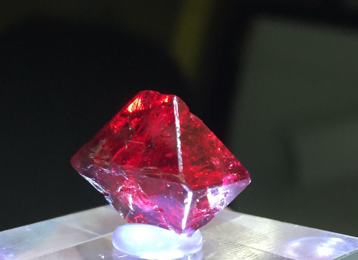 地球研究室便り2】 ミャンマーのスピネル大型結晶。蝕像タイプの蛍石