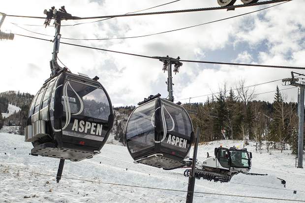 TheAspenTimes's tweet photo. Can't make it out for #OpeningDay? Follow along with us as we go live from #Aspen Mountain: https://t.co/w32DnjieUW #cowx #DropInAspen https://t.co/FYjfLcDYjn