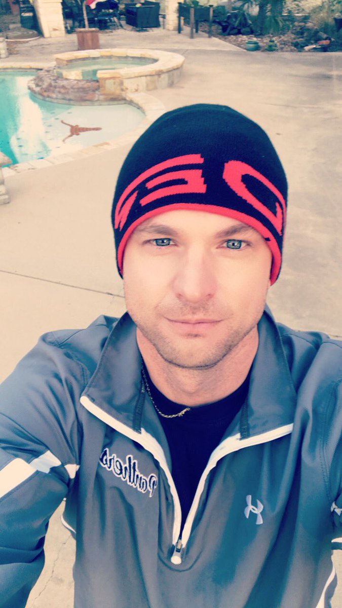 stephendaniel's tweet photo. Running in the 5k turkey trot this morning. Really cold https://t.co/aHHZgvoDQB