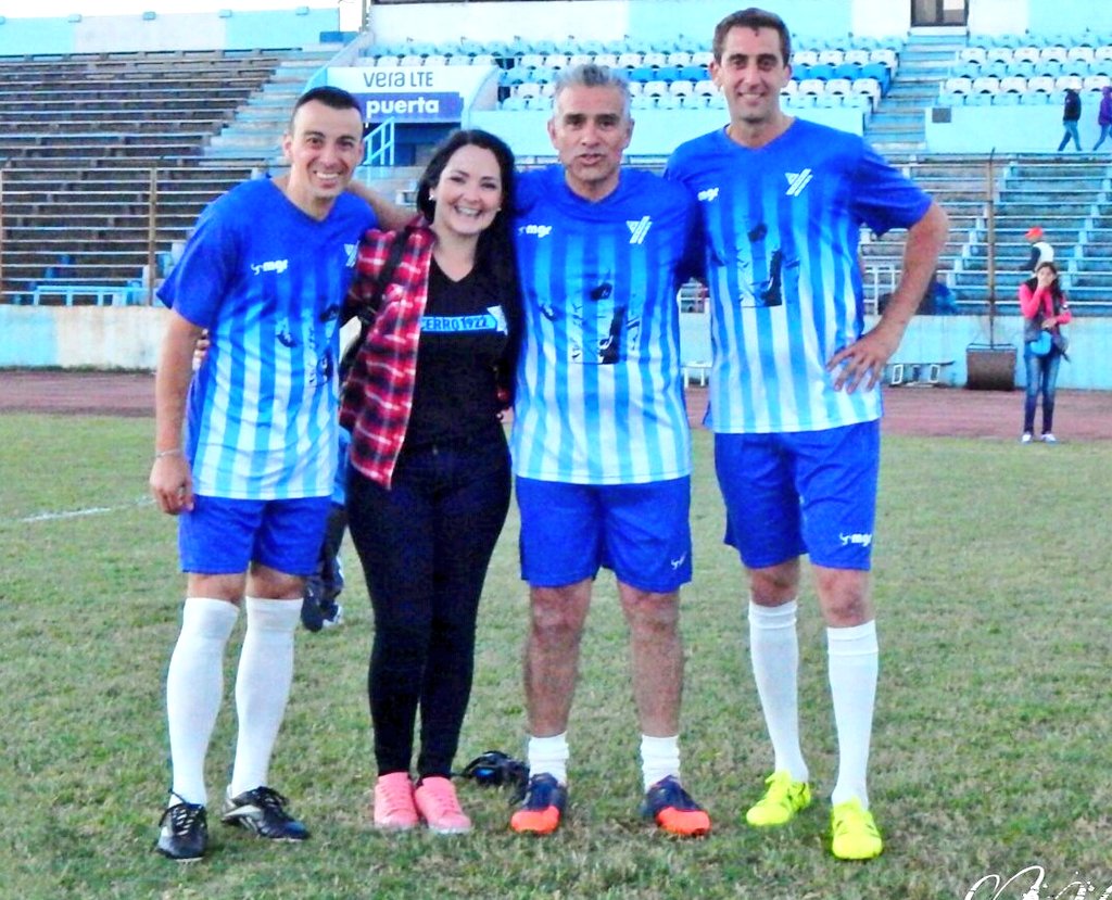 libervespa's tweet photo. Les dejo una fotito del partido a beneficio del #LocoContreras. #HernanPintos #FlacoAvero y mi amiga @YeQui_ https://t.co/yotPV44JWc