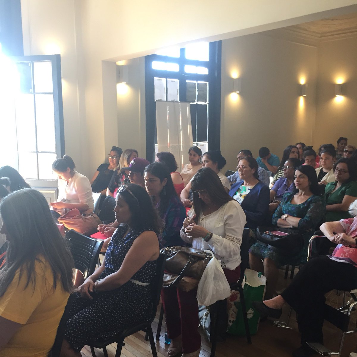stgomujer's tweet photo. En la certificación de monitoras comunitarias de prevención de violencia hacia las mujeres. https://t.co/ijcbBrLy1e