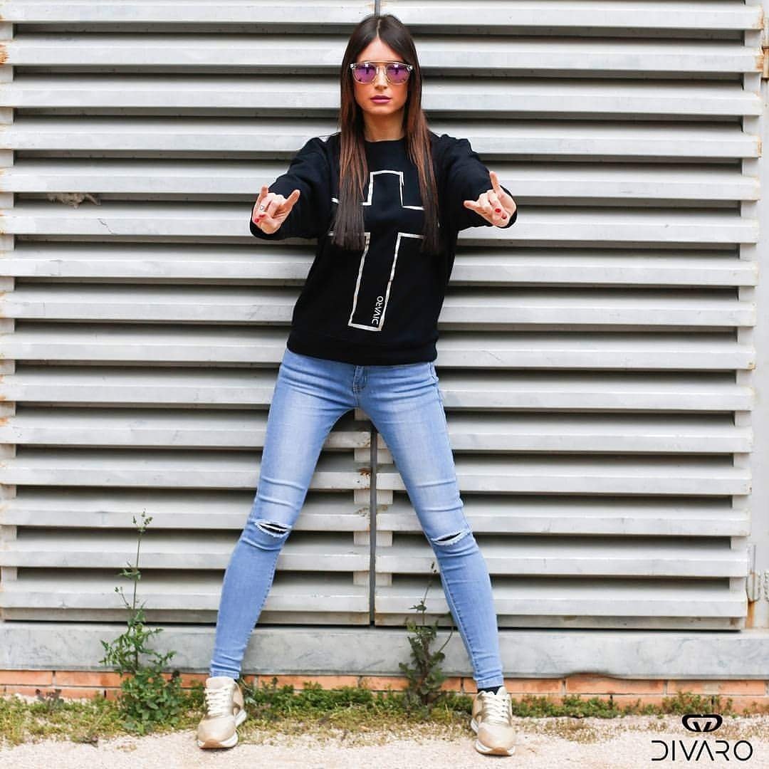 Combina tu look deportivo con nuestra Sudadera #Divaro disponible en varios diseños y colores 👌🖤
🌐 divaro.es
•
#DivaroShop #DivaroMayoristas #Divaro #Woman #Look #Sudadera #MadeInSpain #BlackFriday #Tumismo