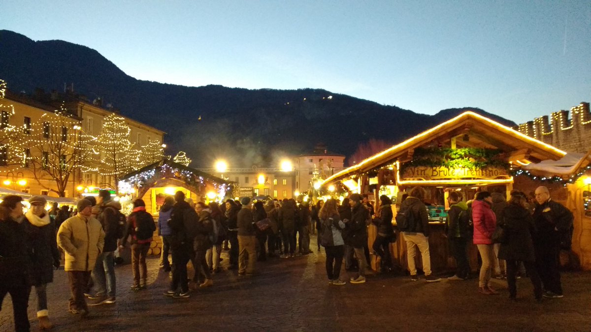 IlPrecotto's tweet photo. Il mio giovedì sera è iniziato in Piazza Fiera a #trento, già colorata a festa. Questi sono luoghi, al pari di un mercato rionale, uno stadio, il Moquette, dove affermiamo ogni giorno quel #restiamoumani in grado di farci abbandonare le paure. #unpassoinpiù #mmpcamp17 https://t.co/tyHxlU7TAI