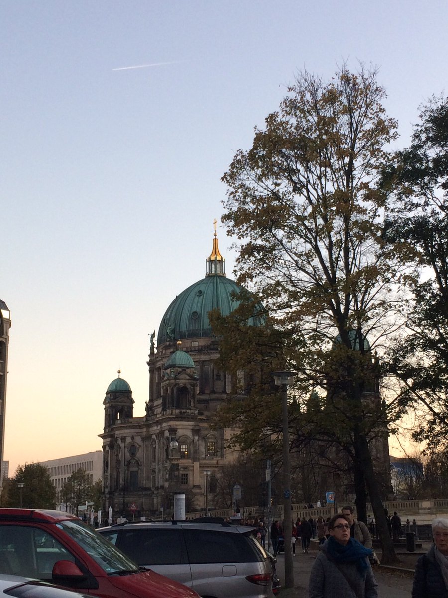 SimonPerera's tweet photo. Catedral de Berlín... o no. El obispado al que pertenece la "catedral" tiene su sede en otras dos iglesias de la ciudad.
#diitd https://t.co/zFX5Gu27hL