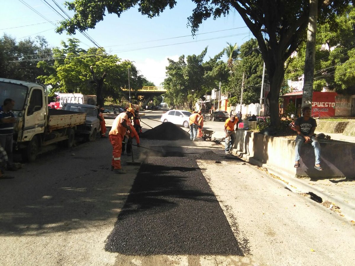 GriselSanchez4's tweet photo. #BacheoTécnico en diversos puntos de Villa Duarte. #AxelPimentel metiendo mano, brindando soluciones como lo quiere el Ministro #GonzaloCastillo.
#MOPCRDEsServicios https://t.co/Mrw6MdwvkY