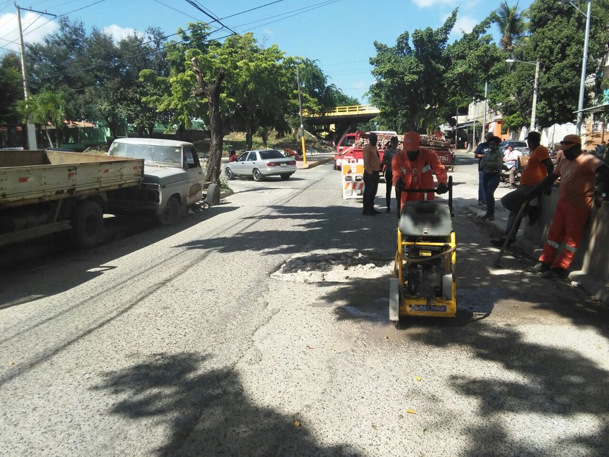 GriselSanchez4's tweet photo. #BacheoTécnico en diversos puntos de Villa Duarte. #AxelPimentel metiendo mano, brindando soluciones como lo quiere el Ministro #GonzaloCastillo.
#MOPCRDEsServicios https://t.co/Mrw6MdwvkY