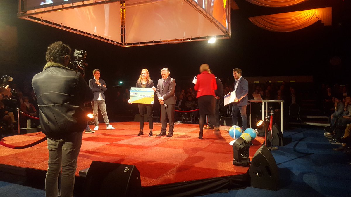 Ondernemerprijs's tweet photo. Willeke Verdellen van Energetic Training is DE JONGE ONDERNEMER 2017! #ohm17  #ondernemen #boksing https://t.co/aqwkHH56zP