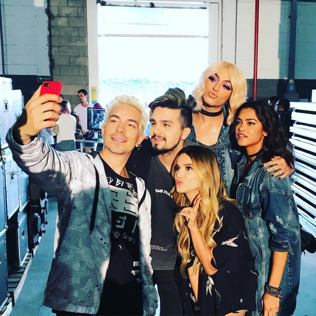 raiosantana's tweet photo. Foto da foto! 😍 @luansantana ao lado dos outros #cokestars, hoje, na campanha publicitária para a @cocacolajeans. #luansantana https://t.co/lbMan1o1eM