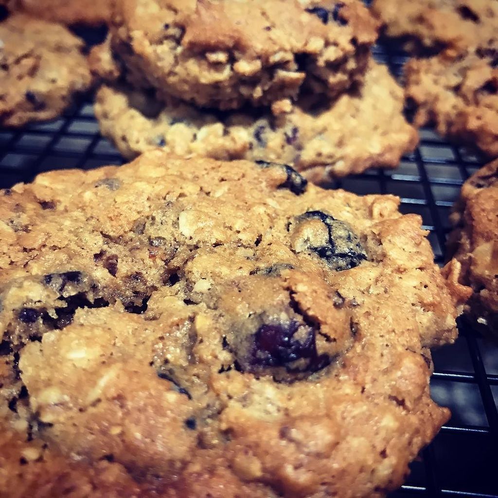 hollysue's tweet photo. It’s really no surprise at all that @bravetart’s triple oatmeal cookies are no joke. They won’t last a minute around here. #f52bakingclub https://t.co/c1ORDMvesi https://t.co/VymtJJmET3