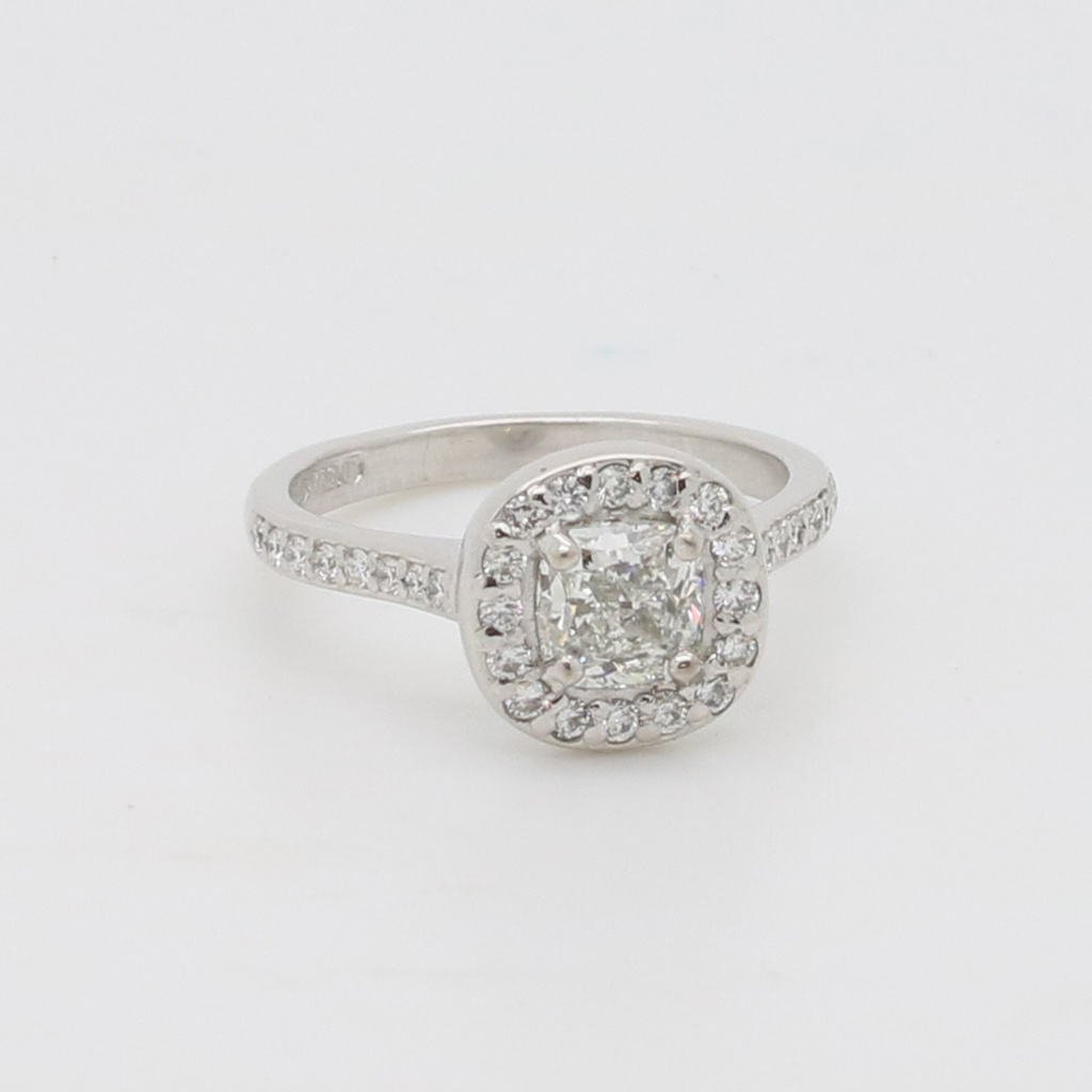 HouseOfMcCue's tweet photo. Thinking of popping the big question this Christmas? Vogue has a great guide to style and stones.
Don't forget to book your appointment today to create your unique, #bespoke #EngagementRing! 
https://t.co/w4hN2Ek2KZ…/how-to-buy-an-engagement-ring-guide

#BespokeJeweller https://t.co/OoJST2dZkn