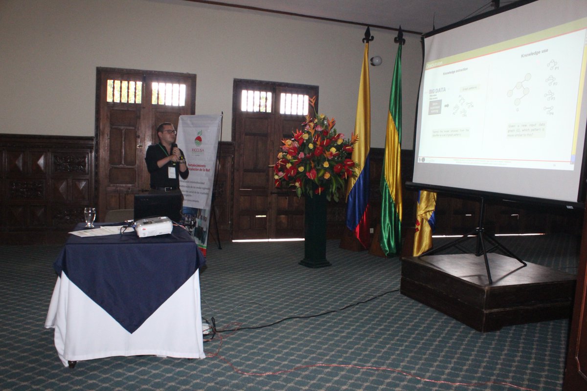 RedRicclisa's tweet photo. El investigador Emmanuel Lasso presenta en su conferencia, una plataforma basada en la nube para apoyar la toma de decisiones en la agricultura colombiana: un caso de estudio sobre la roya del café. #AACC2017 https://t.co/MU5tBdNYND