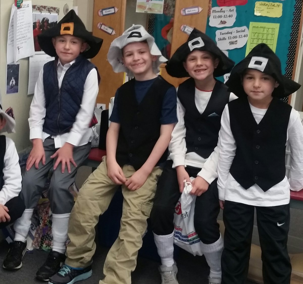 whiteclass2's tweet photo. Some of our Pilgrim boys and girls getting ready for our wonderful Thanksgiving Play!  #oobschools  #BeGrateful 😀 https://t.co/cMIus2OKZi