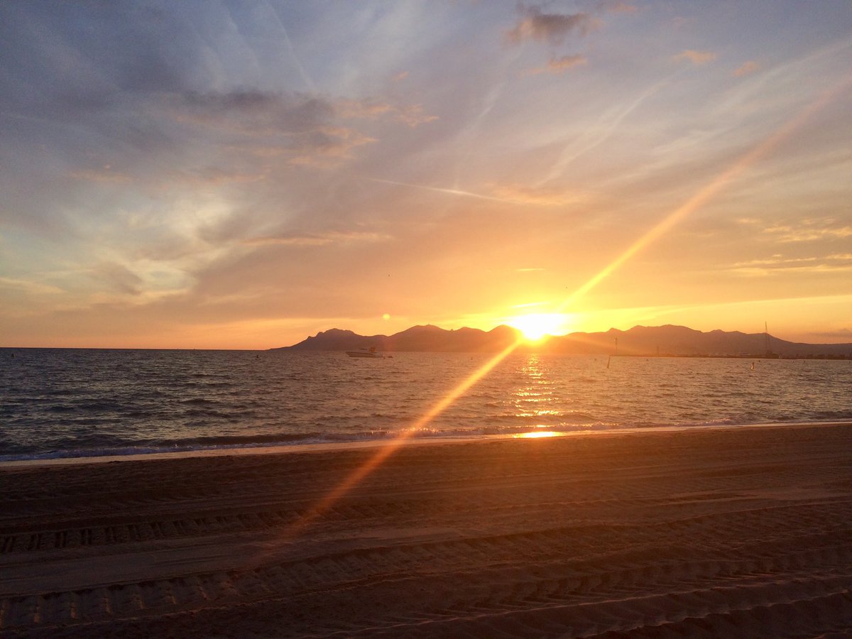 jipe0043's tweet photo. Coucher de soleil sur les #RCC avec @Cannes_Cinema, à @villecannes. #30RCC @@aurelie_ferrier https://t.co/uekmbnUeo1