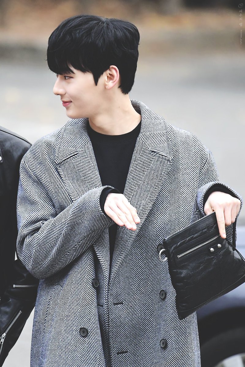 balenciaga clip clutch