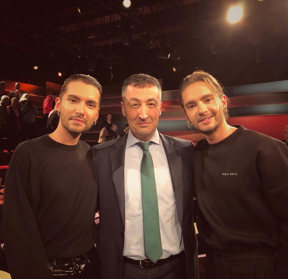 DPVC6stX4AASL4c.jpg (960×932)