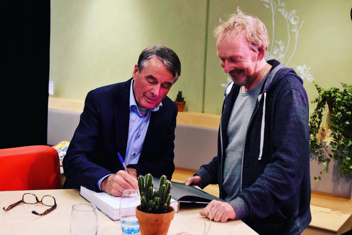 forum_groningen's tweet photo. Hennie Kuiper - wielerlegende en sportman vh jaar 1977 - signeert bij ons in de #bibliotheek! En p.s. morgen zie je tijdens het #IDFAiG de docu TIME TRIAL, over tijdrijder David Millar: https://t.co/q3h3sHC3HJ #wielrennen #sport https://t.co/dWzrmnBYsk