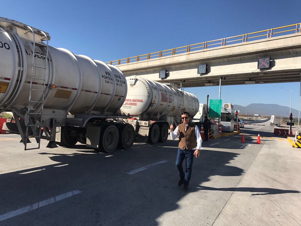 SalvaFdezAyala's tweet photo. Recorriendo el Macrolibramiento de #GDL y constatando cada vez más afluencia de tráfico pesado. Ahorro de tiempo y combustible sin duda ! Más seguridad en zona metropolitana @gruizesp @AristotelesSD @oscarcallejo @cbusseys @NetzaOrnelas https://t.co/YhUsz7bwVW