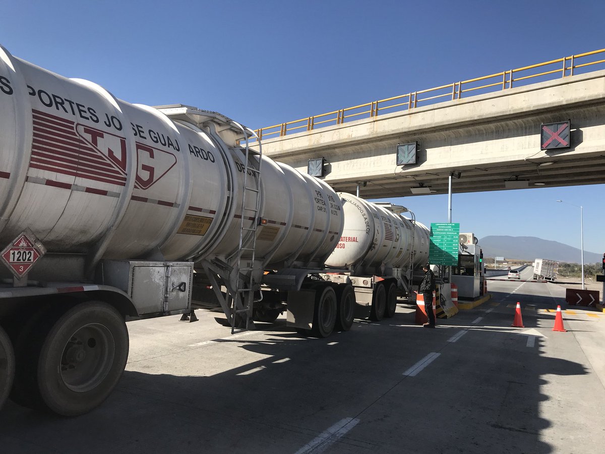 SalvaFdezAyala's tweet photo. Recorriendo el Macrolibramiento de #GDL y constatando cada vez más afluencia de tráfico pesado. Ahorro de tiempo y combustible sin duda ! Más seguridad en zona metropolitana @gruizesp @AristotelesSD @oscarcallejo @cbusseys @NetzaOrnelas https://t.co/YhUsz7bwVW