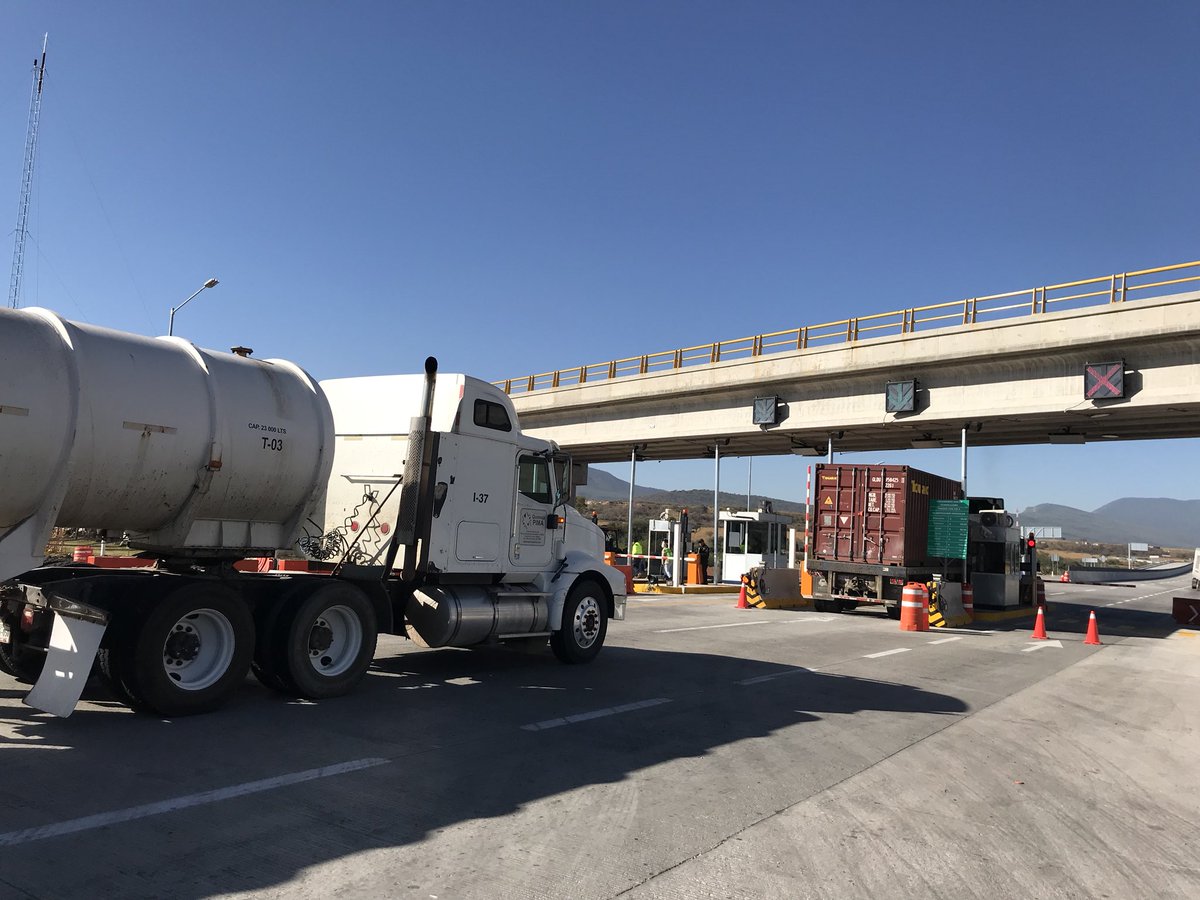 SalvaFdezAyala's tweet photo. Recorriendo el Macrolibramiento de #GDL y constatando cada vez más afluencia de tráfico pesado. Ahorro de tiempo y combustible sin duda ! Más seguridad en zona metropolitana @gruizesp @AristotelesSD @oscarcallejo @cbusseys @NetzaOrnelas https://t.co/YhUsz7bwVW