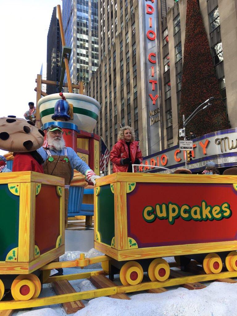 dominosugar's tweet photo. This is the 6th consecutive year that the #DominoSugarFloat is part of the annual #MacysParade. Do you know which character has been in the parade more than any other? Tweet us your guesses! 🦃 https://t.co/xZCUAIALOv