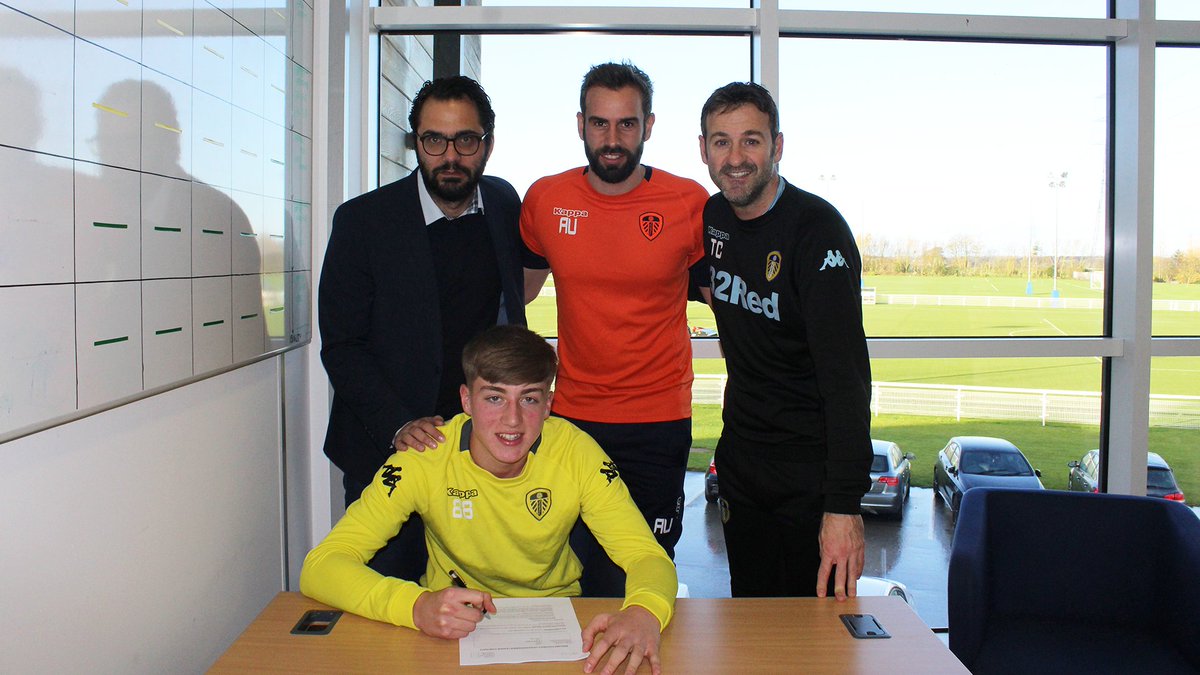 ✍️ | Leeds United are delighted to announce that <a href="/JackClarke09/">Jack Clarke</a> has signed his first professional contract with the club

Read more ➡️ bit.ly/2mT3n0g
