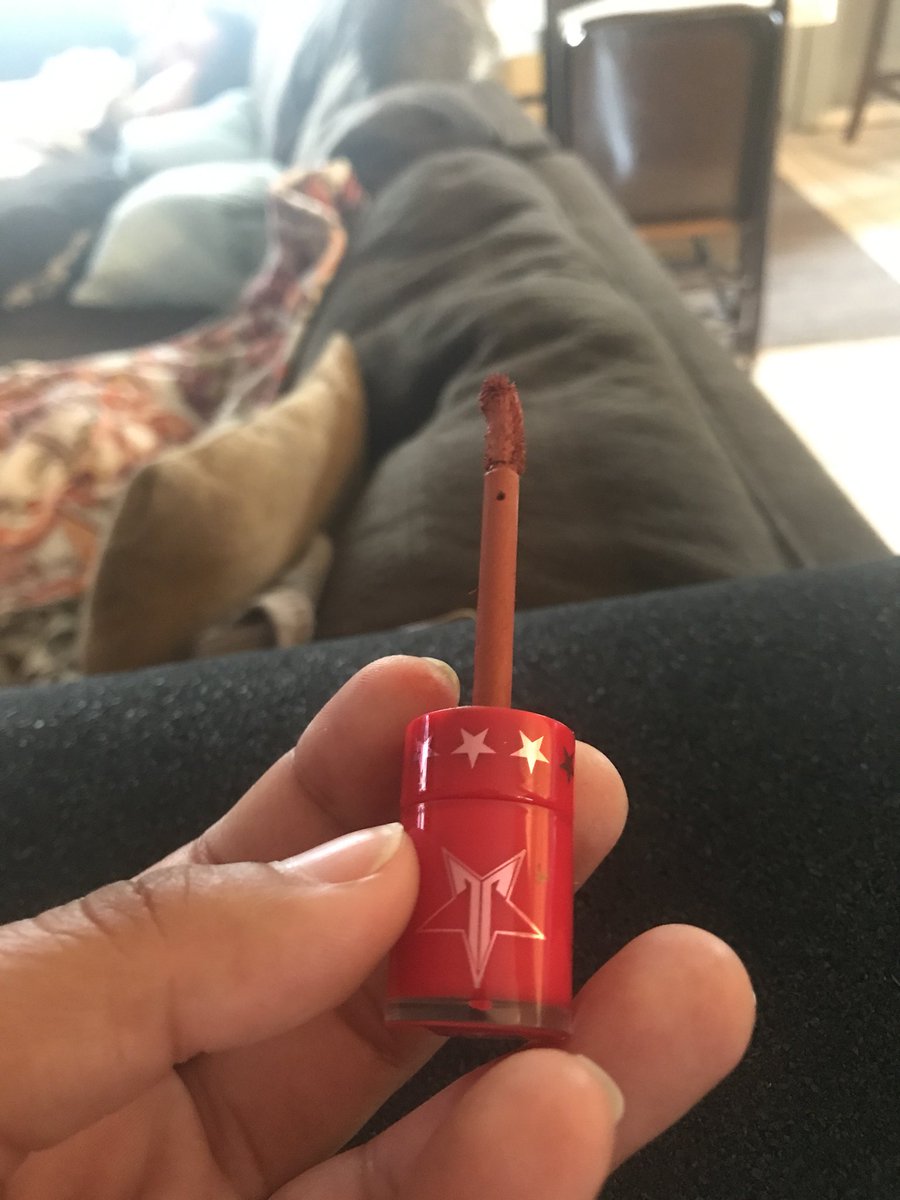 erika_magaly3's tweet photo. My pumpkin pie shattered today. Along with my heart. @JeffreeStar #nevergettingitback #rip https://t.co/UdPnOMzZmi