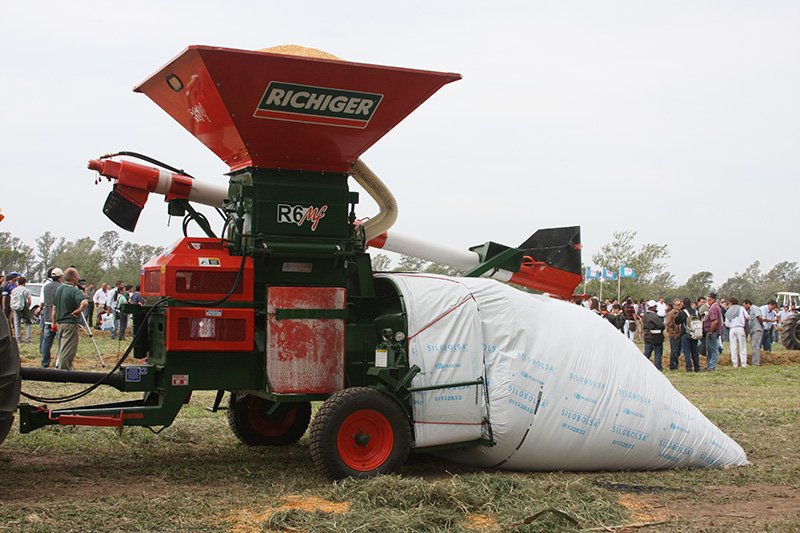 RichigerMaq's tweet photo. Aumente el rendimiento en #tambos con la moledora embolsadora de 6 pies #R6MFA con alimentador hirdraulico (chimango). #25ton #imbatible #Richiger 📧 ventas@richiger.com.ar ☎ 0800-888-1717 https://t.co/xYkz9F7yVI