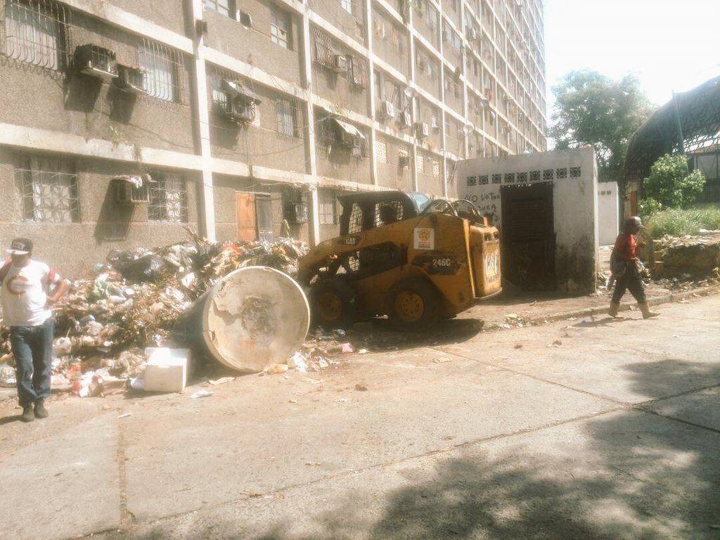 suredeso's tweet photo. #EnDesarollo En bloques de La Páez, @AlcaldiaMVargas y @FUSOVAR  realizan operativo de limpieza #CatiaLaMar https://t.co/j4kuGZ4Tx8