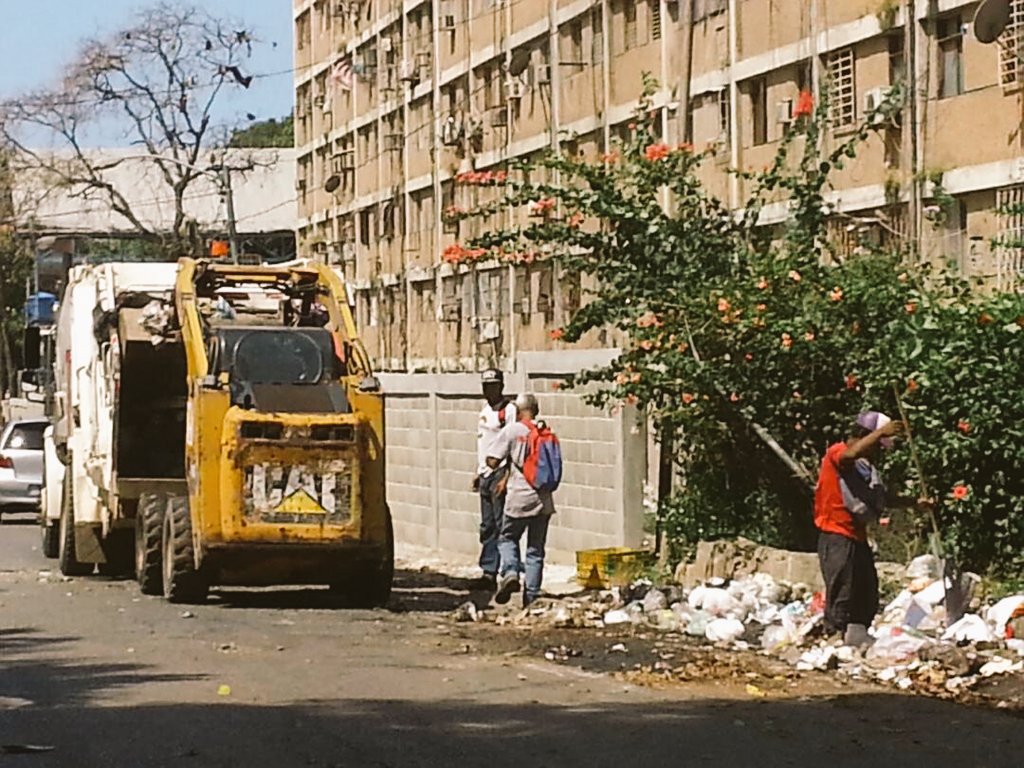 suredeso's tweet photo. #EnDesarollo En bloques de La Páez, @AlcaldiaMVargas y @FUSOVAR  realizan operativo de limpieza #CatiaLaMar https://t.co/j4kuGZ4Tx8