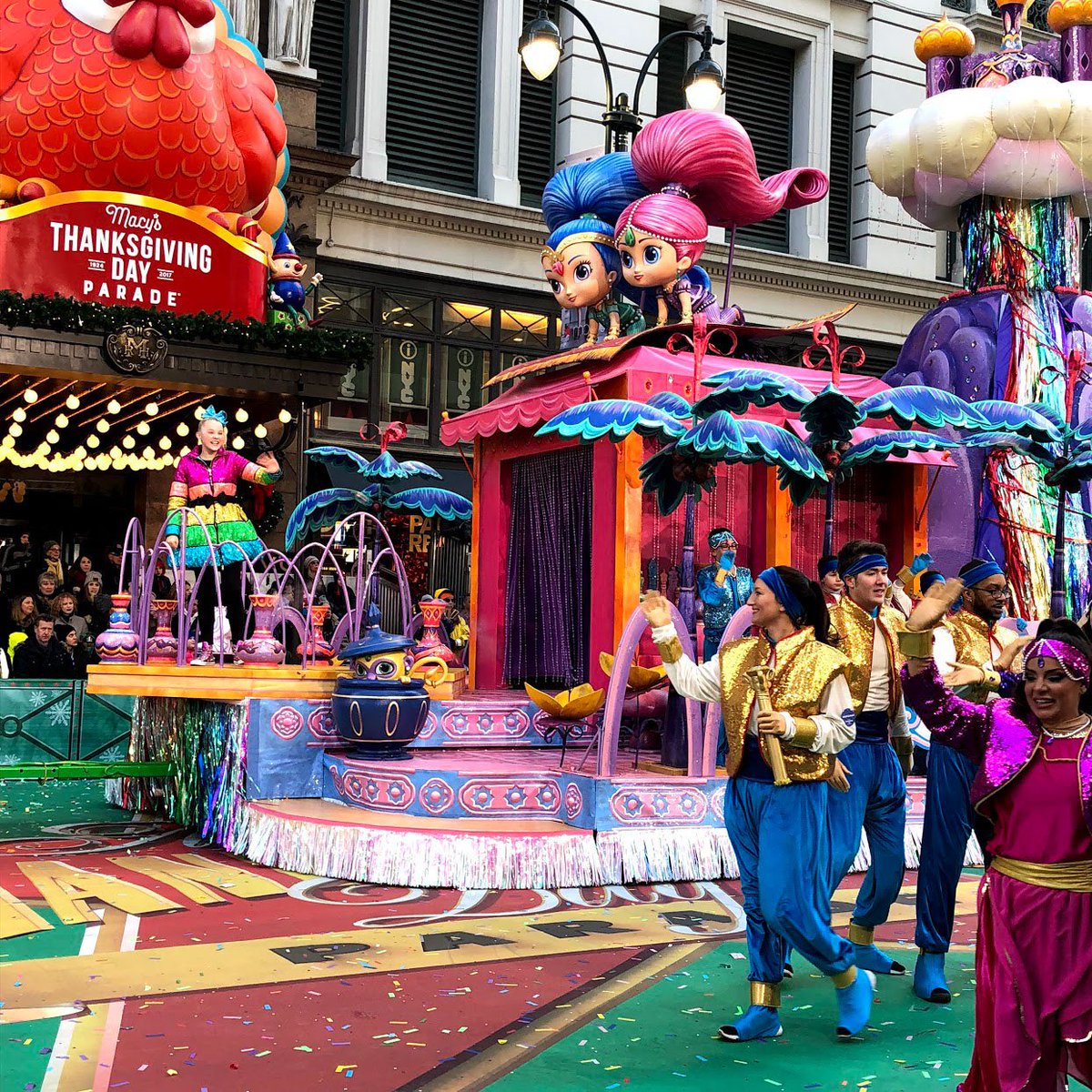 Macys's tweet photo. Hey, @itsjojosiwa — you're un-bow-lievable. 🎀 #MacysParade #ShimmerAndShine https://t.co/NO0Fha8aH5
