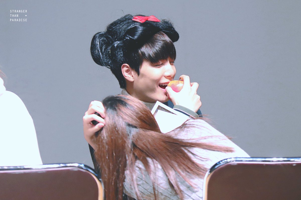 STP950608's tweet photo. ❄️         🍎           ❄️          ❄️

      🍎            ❄️          🍎         ❄️

❄️         ❄️           🍎          ❄️

눈 오는 날엔 역시 백설쩨알. #김종현 #JR #뉴이스트 #뉴이스트W https://t.co/FPpwoeln5G