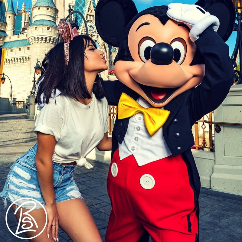 RadioLatinStyle's tweet photo. La bella @iambeckyg alla "conquista" di #Topolino 😅 😂 https://t.co/i689UjzBXZ