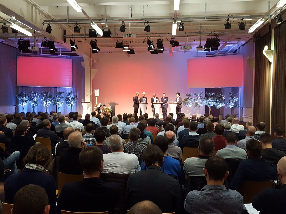 SIGAB_ch's tweet photo. Neben den kurzweiligen Referaten am #Glastermin wird den rund 170 Anwesenden eine spannende Podiumsdiskussion geboten. Moderator André Kesper von @kesperwegelin hat alle Fäden bzw. Referenten fest in der Hand. https://t.co/6nupJ7P2vB