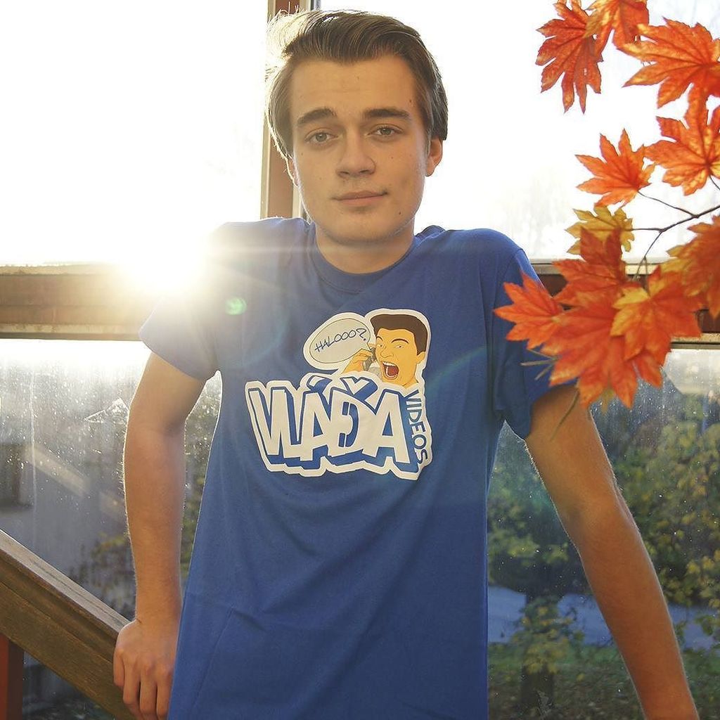 RealGeekShop's tweet photo. #throwback Tipneš si, jak stará je tahle fotka? 😂
#mladej #sefis #realgeek #vladavideos https://t.co/2jGGUHaOaF