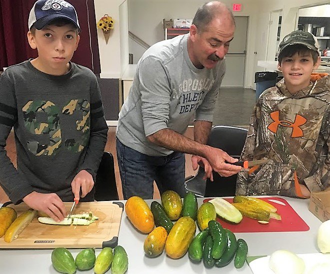 projectsunsetca's tweet photo. @projectsunsetca youth learning food prep is a great practical life activity--people eat healthier and learn responsibility for their food choices #lifeskills #Lil2017 #HealthyLiving @ChiefsofOntario https://t.co/HbR76u9Ux9