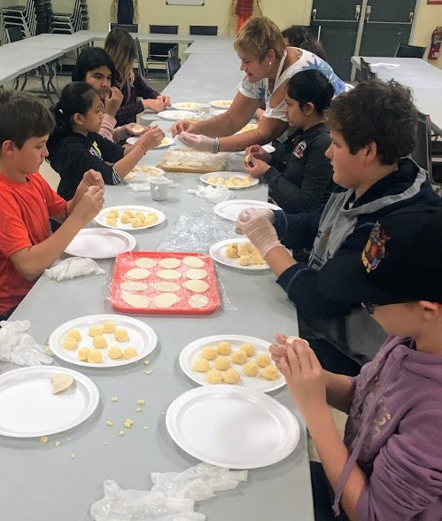 projectsunsetca's tweet photo. @projectsunsetca youth learning food prep is a great practical life activity--people eat healthier and learn responsibility for their food choices #lifeskills #Lil2017 #HealthyLiving @ChiefsofOntario https://t.co/HbR76u9Ux9