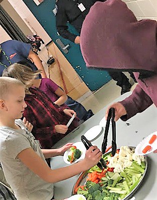 projectsunsetca's tweet photo. @projectsunsetca youth learning food prep is a great practical life activity--people eat healthier and learn responsibility for their food choices #lifeskills #Lil2017 #HealthyLiving @ChiefsofOntario https://t.co/HbR76u9Ux9