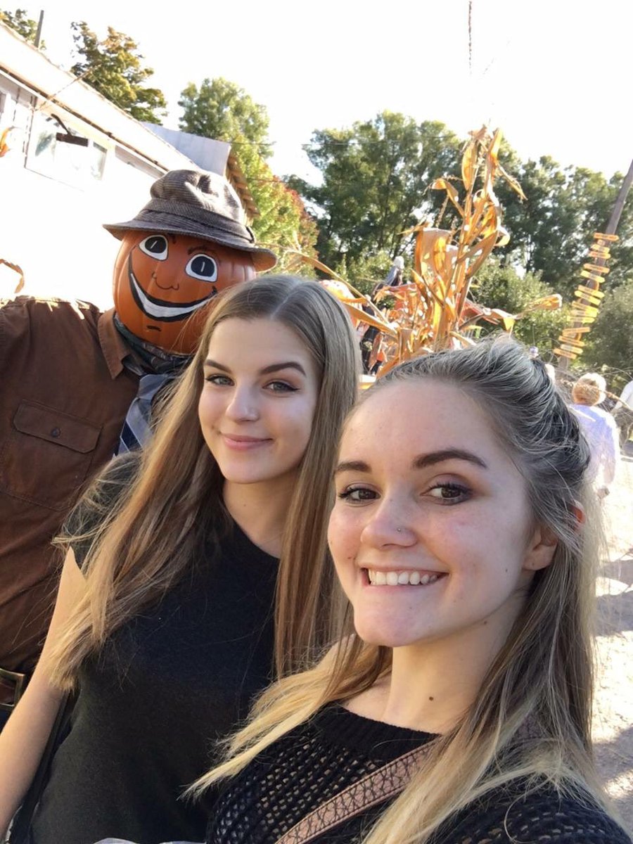 soph8ie's tweet photo. Happy birthday pretty @shaeelyn_ ❤️ miss u and hope mac is treating u well❤️❤️ #balletetc https://t.co/nJKNUP1aC9