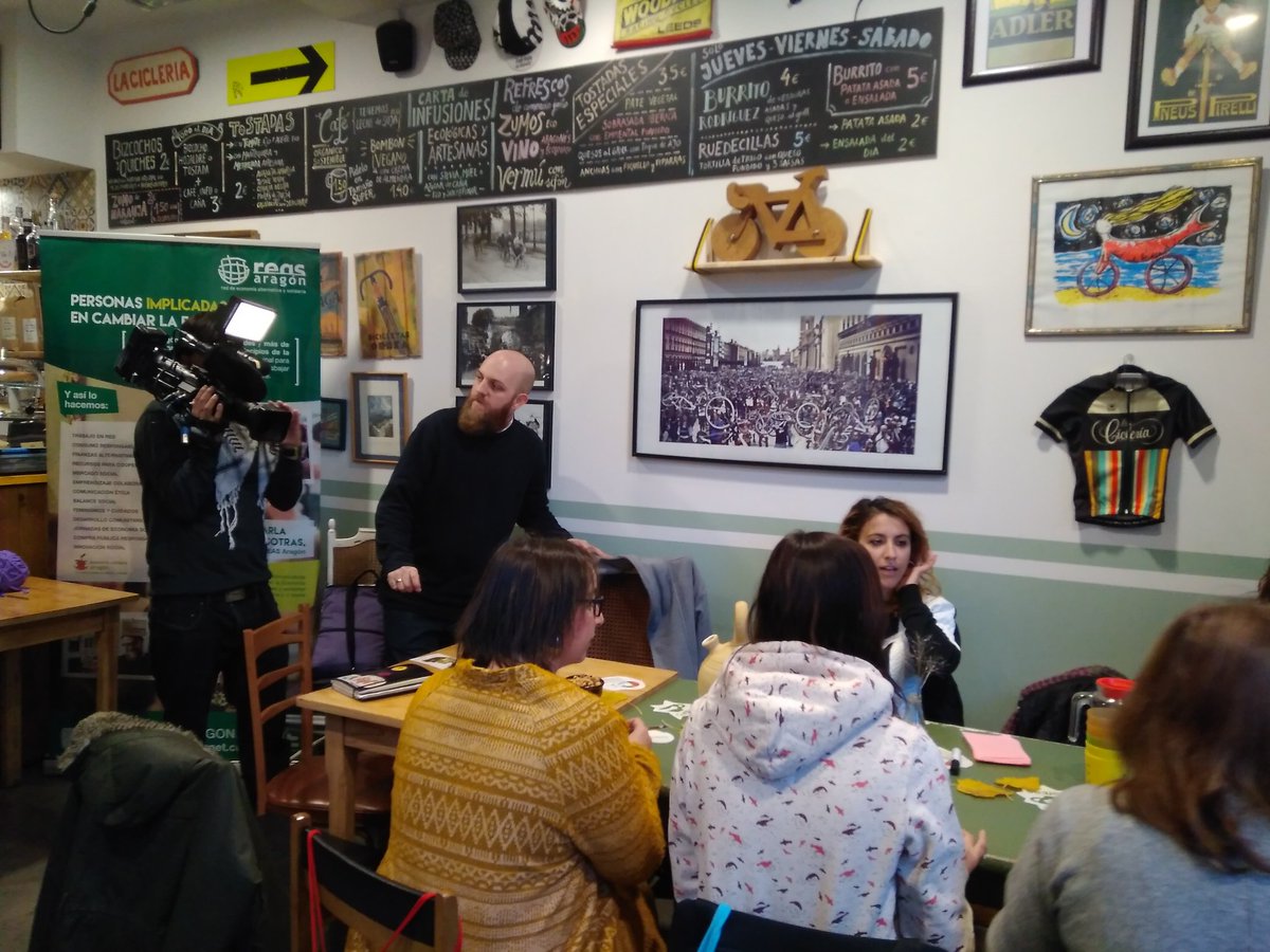 emprendes_net's tweet photo. A punto de comenzar nuestro #CafESS de moda y complementos, ha venido hasta la televisión a visitarnos 😎 https://t.co/RdISZP83Aq