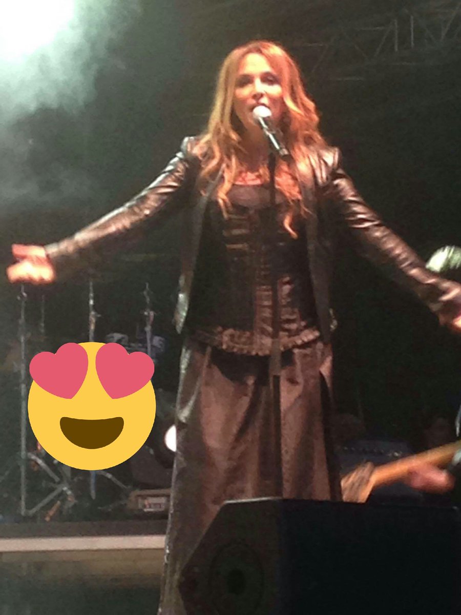 ZimmerMarie's tweet photo. Quand tu entends #genrehumain @helenesegaraoff il te suffit de fermer les yeux et en un instant tu te revois dans ces concerts et en un instant tu revis ces moments magiques remplies d💖 et de générosité merci ln pour tous ces beaux souvenirs 💕😻💖 https://t.co/GqDBzO4jk8