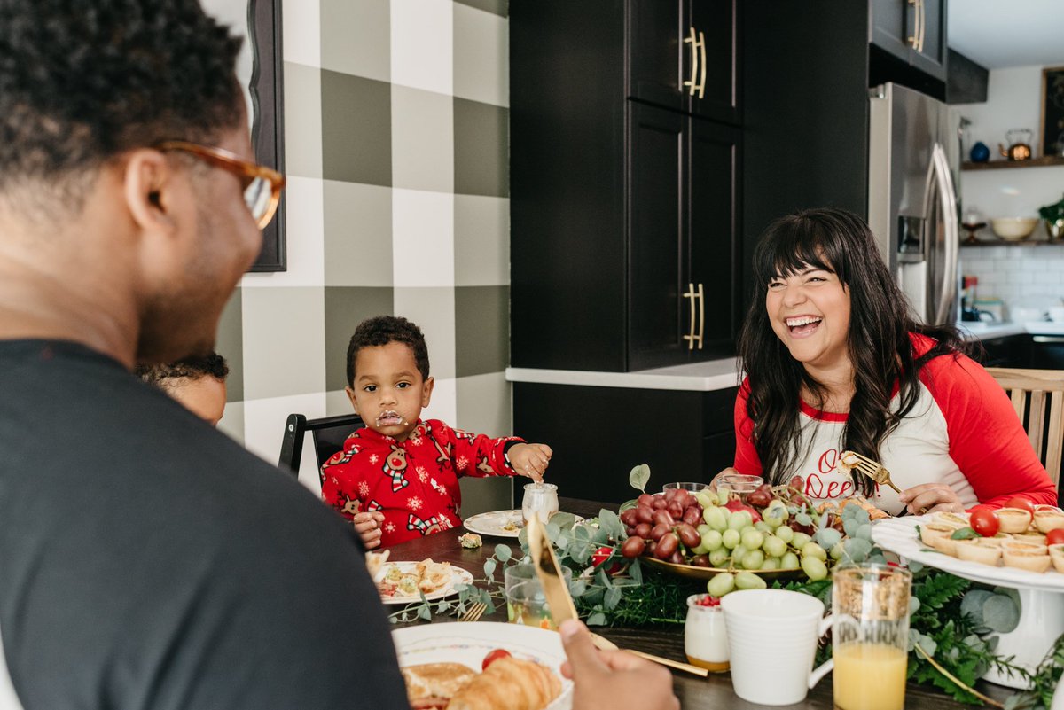 LeonsFurniture's tweet photo. Whether you're enjoying a quiet breakfast for two, or a holiday dinner for twenty, consider every meal a special occasion in your home. #LeonsHelloHoliday https://t.co/u9jlgPtZAf