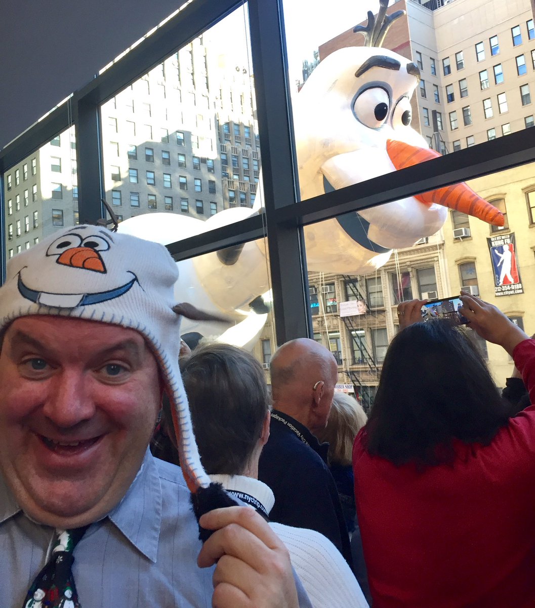 SeeingHomeBook's tweet photo. @joshgad Olaf is the biggest hit in the parade this Thanksgiving. Nice to have a three stories large bit of Arendelle in the Big Apple. :-) https://t.co/TckmVaXzyv