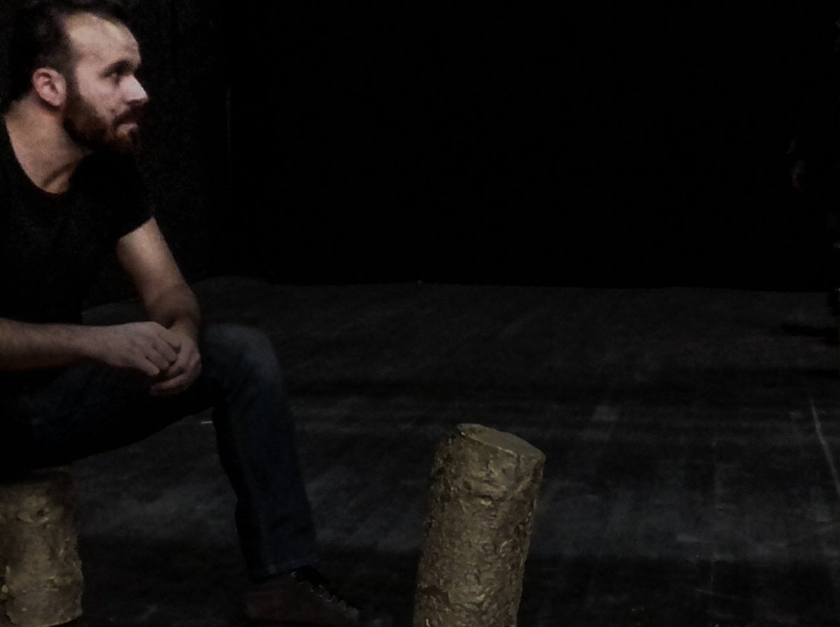 ARodriguesStory's tweet photo. Viagens pelo silêncio branco •
Journeys through the white silence •
__
#ensaio #rehearsal #teatro #theatre #theater #artico #arctic #almada #portugal #lisboa #lisbon #ninhodeviboras #jacklondon #contos #play #stage #palco #fire #fogo #fuego #campfire #gold #ouro #alaska #usa https://t.co/AaIB1CwTDu
