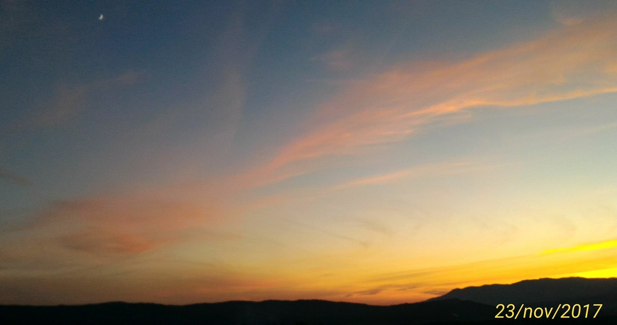 rascka17's tweet photo. #spostando -si al #tramonto tracciano pennellate di colore
#Sardegna #23novembre https://t.co/Gbp5WQ6mye