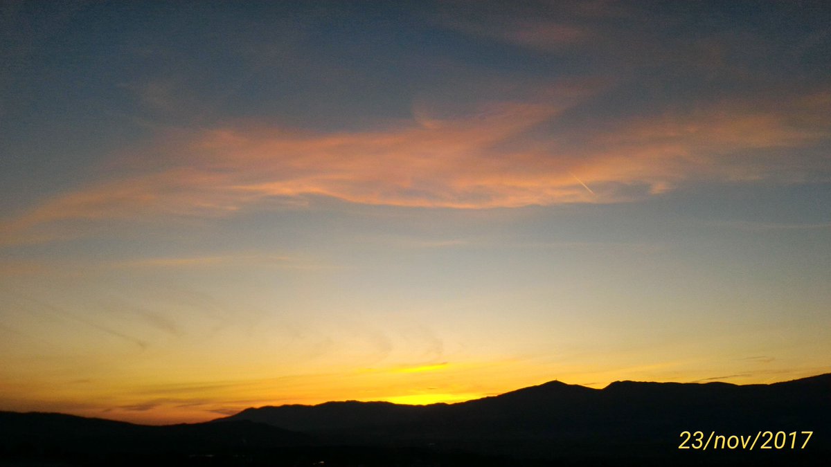 rascka17's tweet photo. #spostando -si al #tramonto tracciano pennellate di colore
#Sardegna #23novembre https://t.co/Gbp5WQ6mye