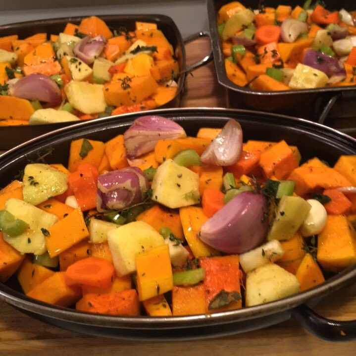 KitchenSprout's tweet photo. #RoastedButternutSquashSoup #Aromatics #AmericanThanksgiving🇺🇸🦃🍴 #HomeChef #MacysDayParade #Homegating #GamingNGrazing  #FoodNFootball #HappyThanksgiving #DrinkWine #Foodporn #Gratitude #Thankful #Blessings #FamilyNFriends #ComfortFood #Celebrate #CheersFromToronto🍷💃🏻🍷 https://t.co/G8yszvuDgY