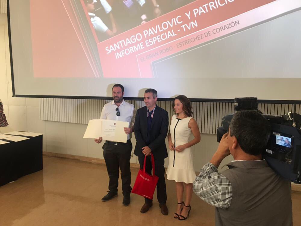 ecomuai's tweet photo. Mejor reportaje de larga duración fueron dos ganadores👏🏻👏🏻"Estrechez de corazón" y "El gran robo" de @iespecial de @TVN https://t.co/6lAJ2QBbo3